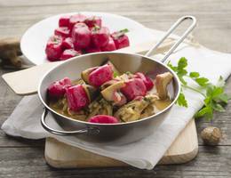 Truthahngeschnetzeltes mit Shiitake und Rote Rüben-Gnocchi Truthahngeschnetzeltes mit Shiitake und Rote Rüben-Gnocchi