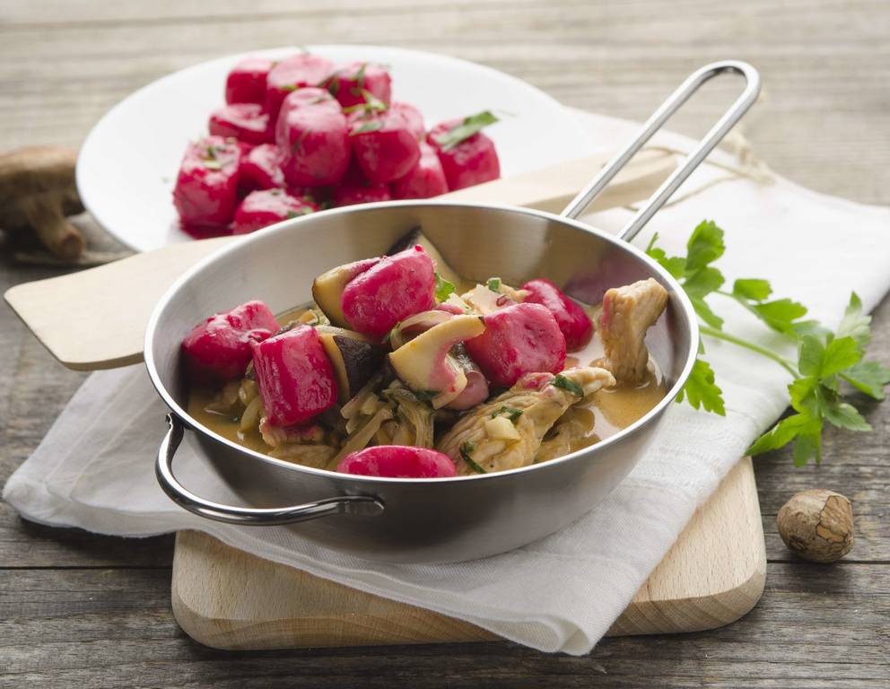 Truthahngeschnetzeltes mit Shiitake und Rote Rüben-Gnocchi Truthahngeschnetzeltes mit Shiitake und Rote Rüben-Gnocchi