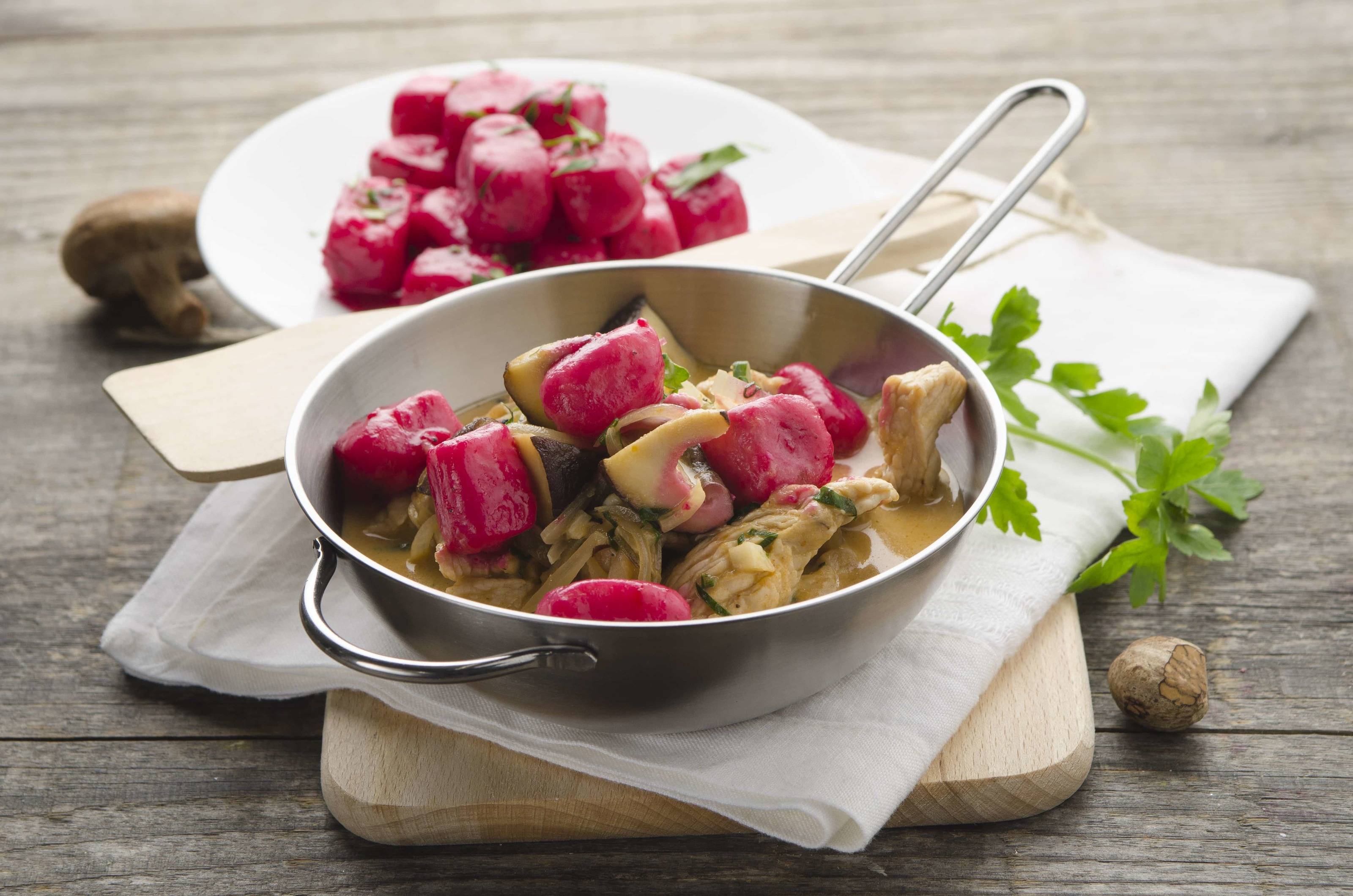 Truthahngeschnetzeltes mit Shiitake und Rote Rüben-Gnocchi Rezept ... Truthahngeschnetzeltes mit Shiitake und Rote Rüben-Gnocchi Rezept ...