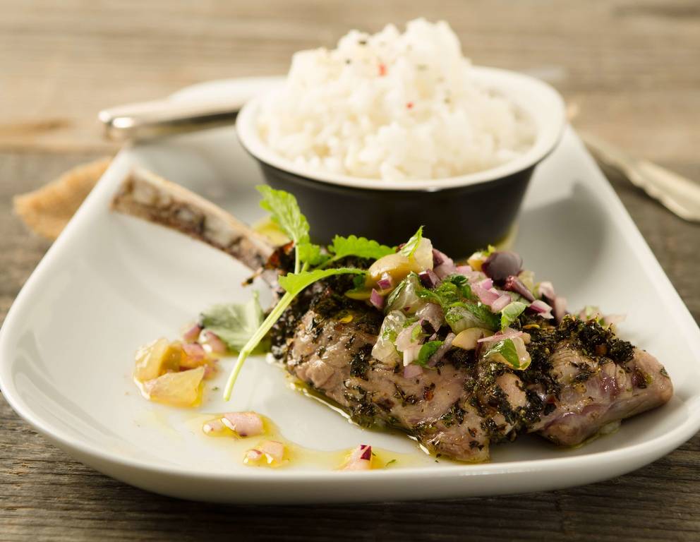 Lammkotelett mit Naturreis und Zitronen-Oliven-Salsa Lammkotelett mit Naturreis und Zitronen-Oliven-Salsa