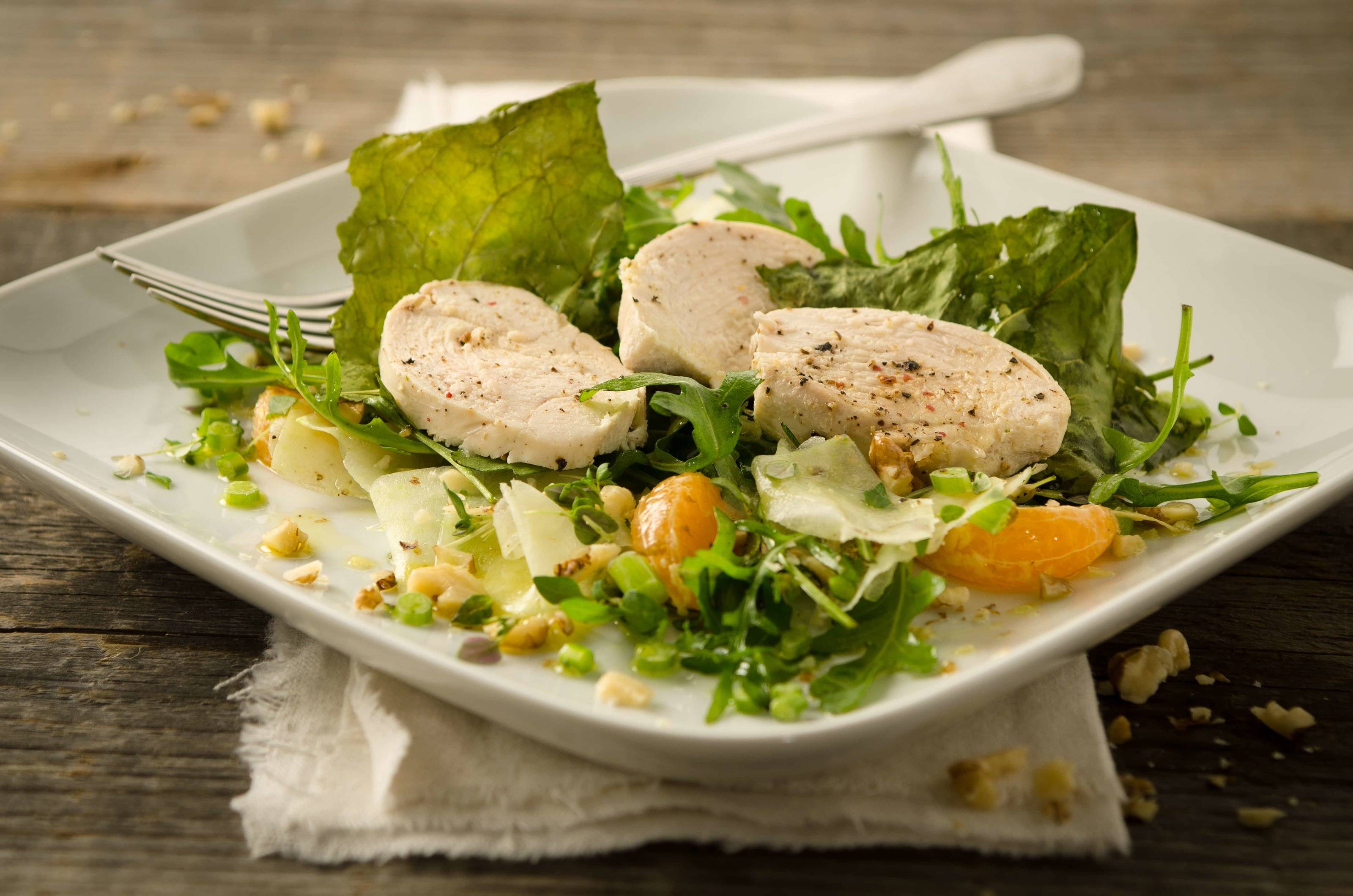 Clementinen-Kohlrabi-Salat mit gedämpfter Hühnerbrust