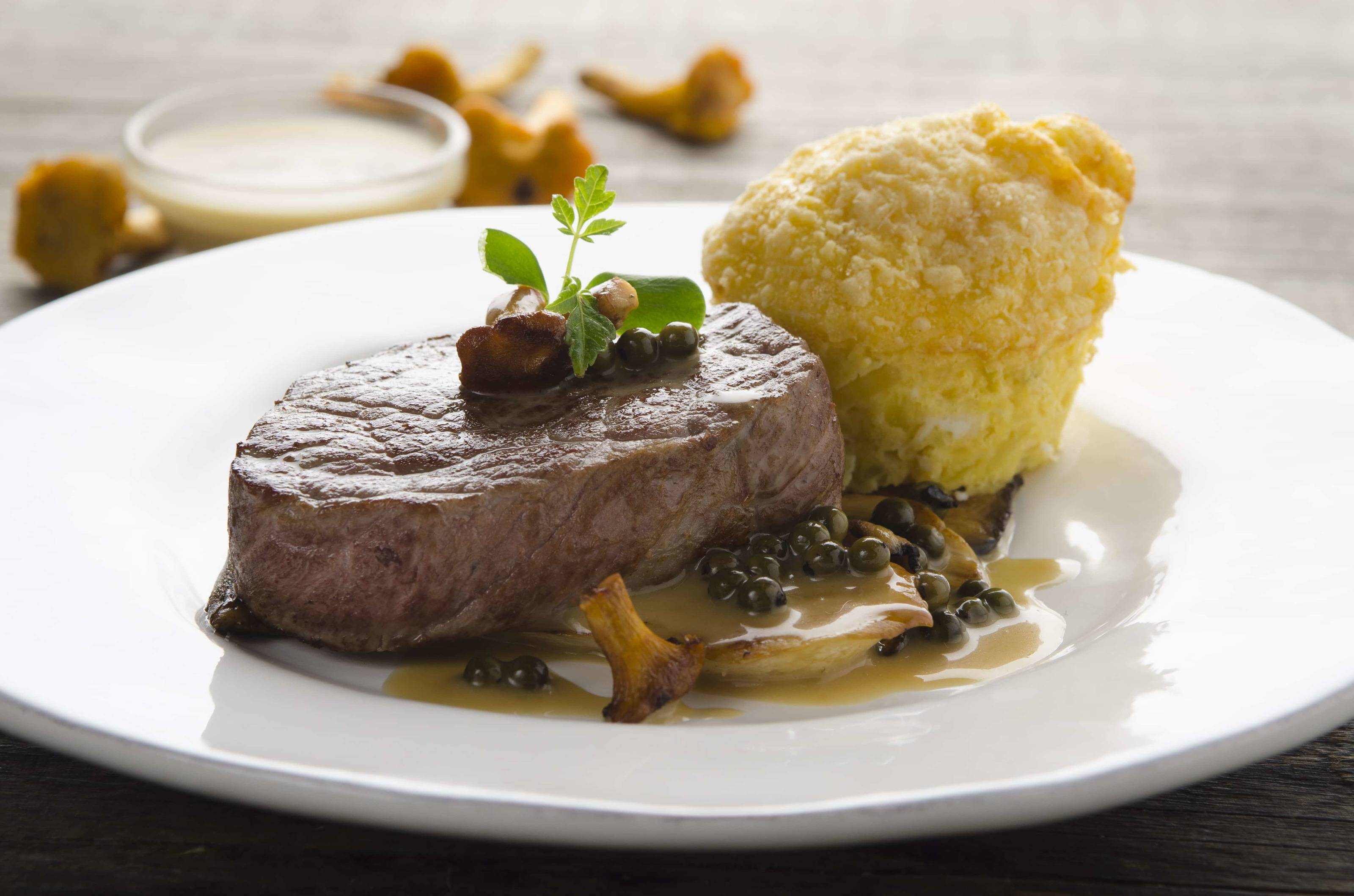 Steak mit Pfeffersauce, Eierschwammerl und Erdäpfelflan Rezept
