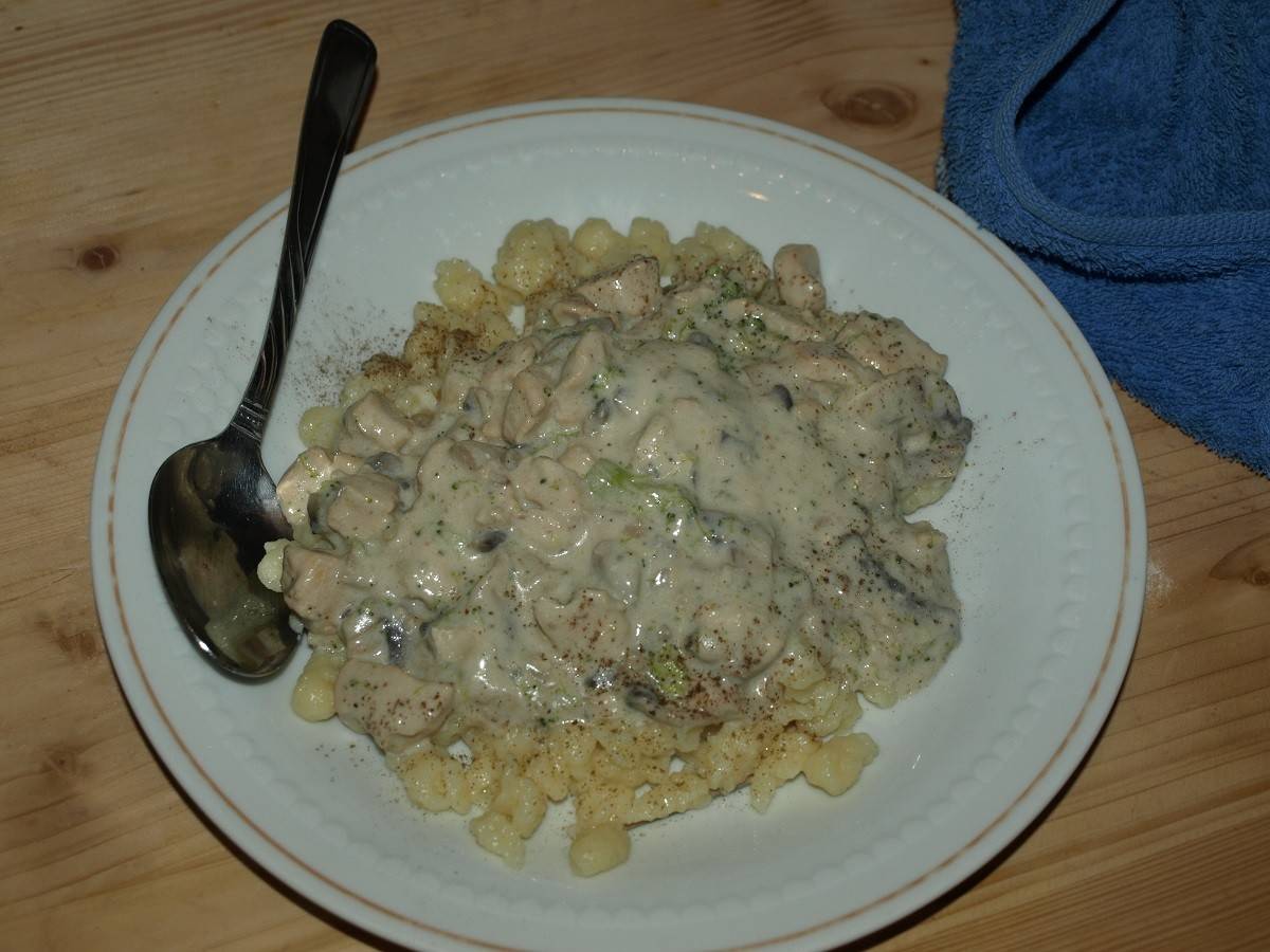 Geschnetzeltes Huhn mit Champignons und Brokkoli Rezept - ichkoche.de