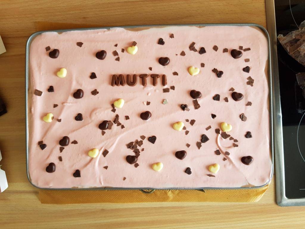 Muttertagskuchen mit Vanille- und Schokocreme und Himbeerobers