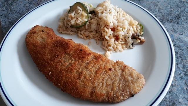 Gebackene Putenschnitzel mit Gemüsereis
