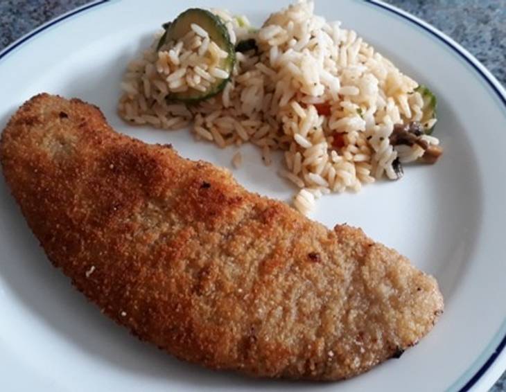 Gebackene Putenschnitzel mit Gemüsereis Gebackene Putenschnitzel mit Gemüsereis