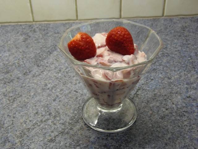 Joghurtcreme mit Balsamico-Erdbeeren