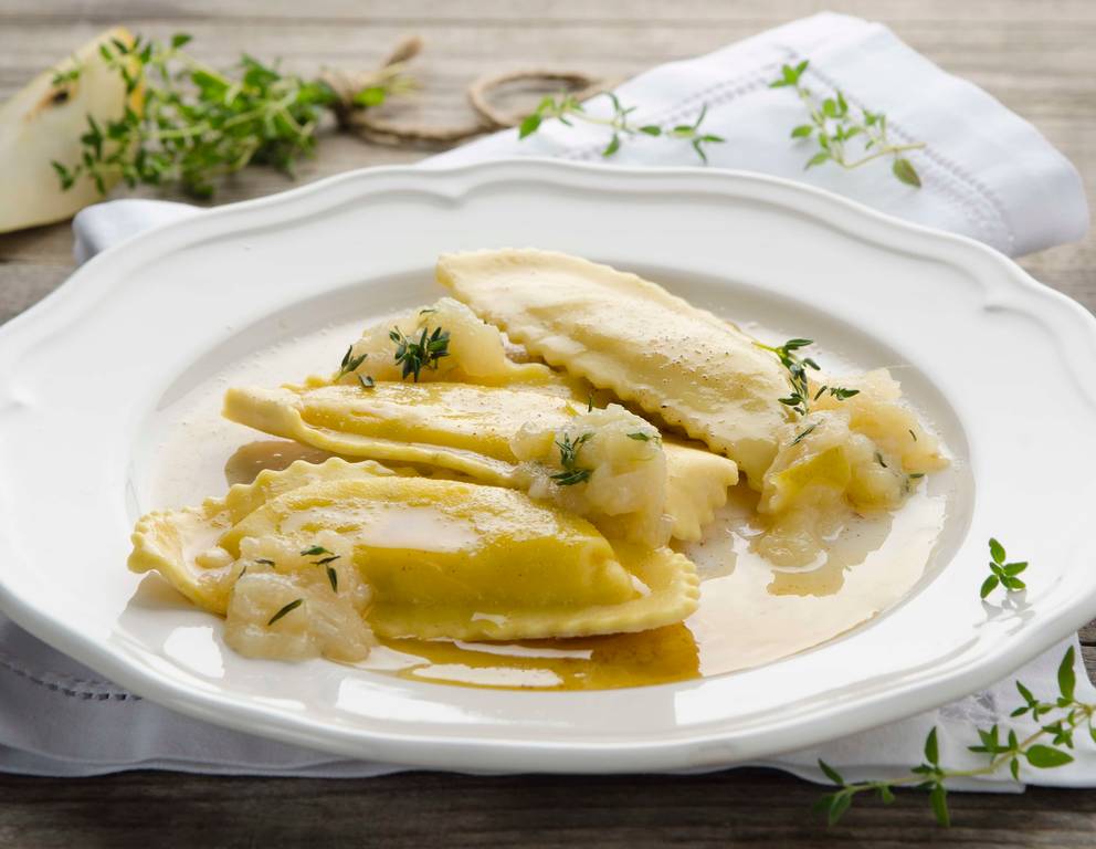 Schafsfrischkäse-Ravioli mit Nussbutter und Birnen Schafsfrischkäse-Ravioli mit Nussbutter und Birnen