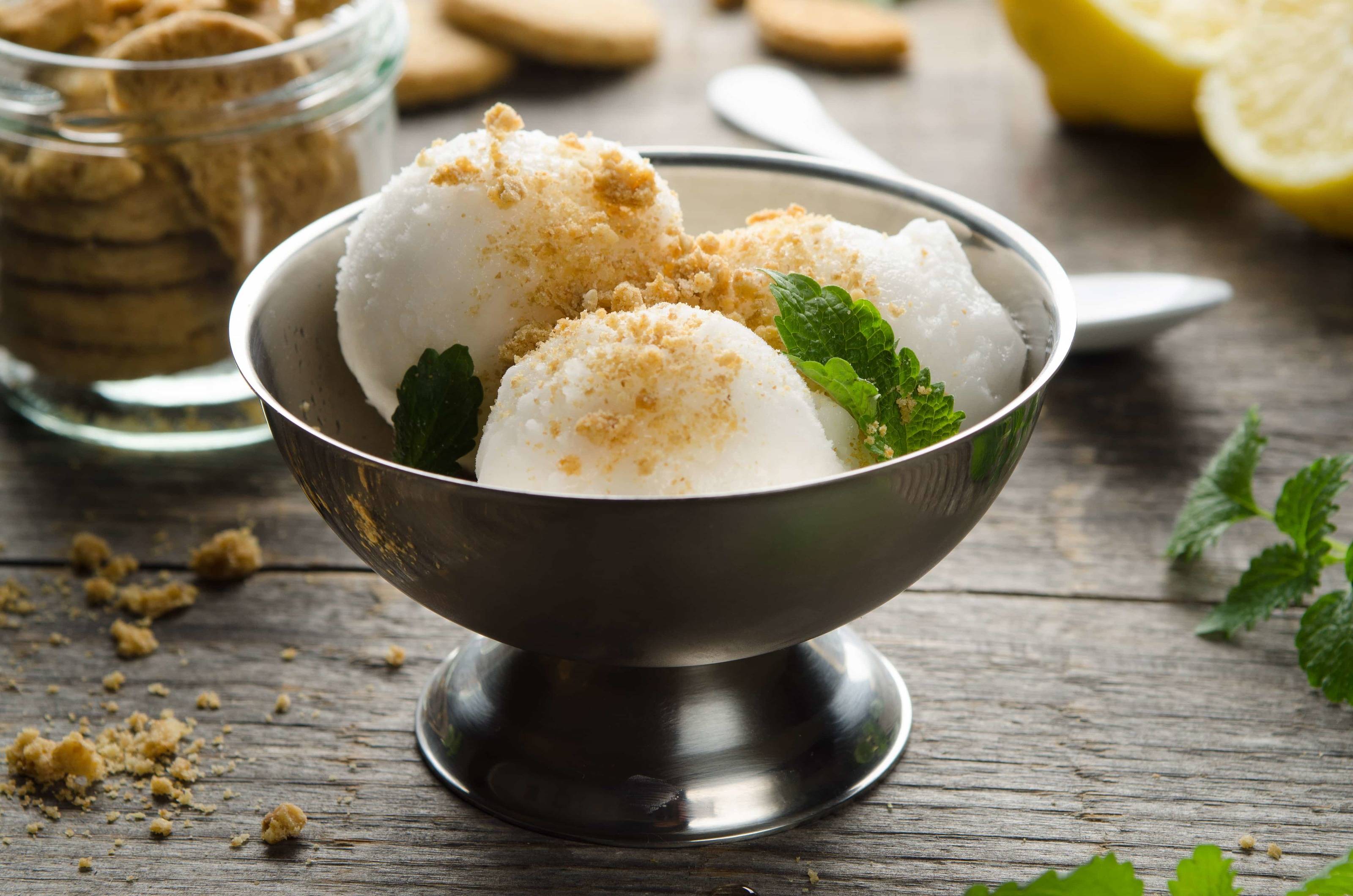 Holunderblüten-Eis mit Haferkeksen und Zitronenmelisse Rezept