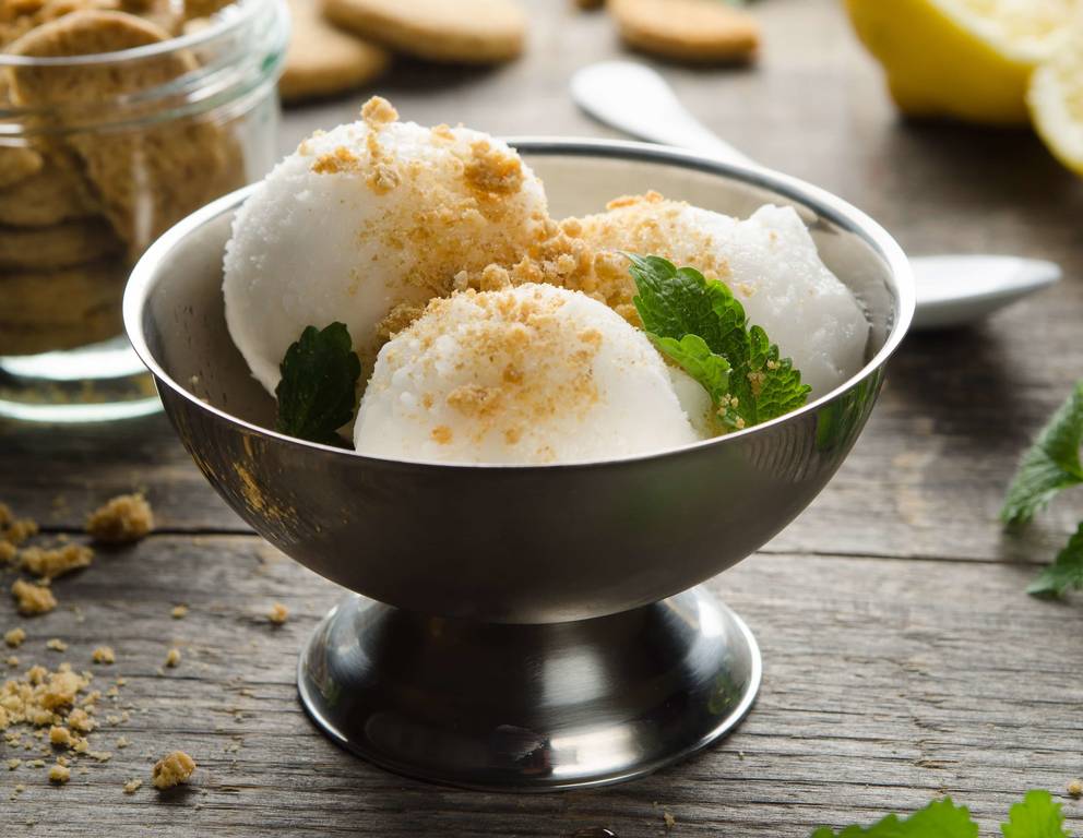 Holunderblüten-Eis mit Haferkeksen und Zitronenmelisse Holunderblüten-Eis mit Haferkeksen und Zitronenmelisse