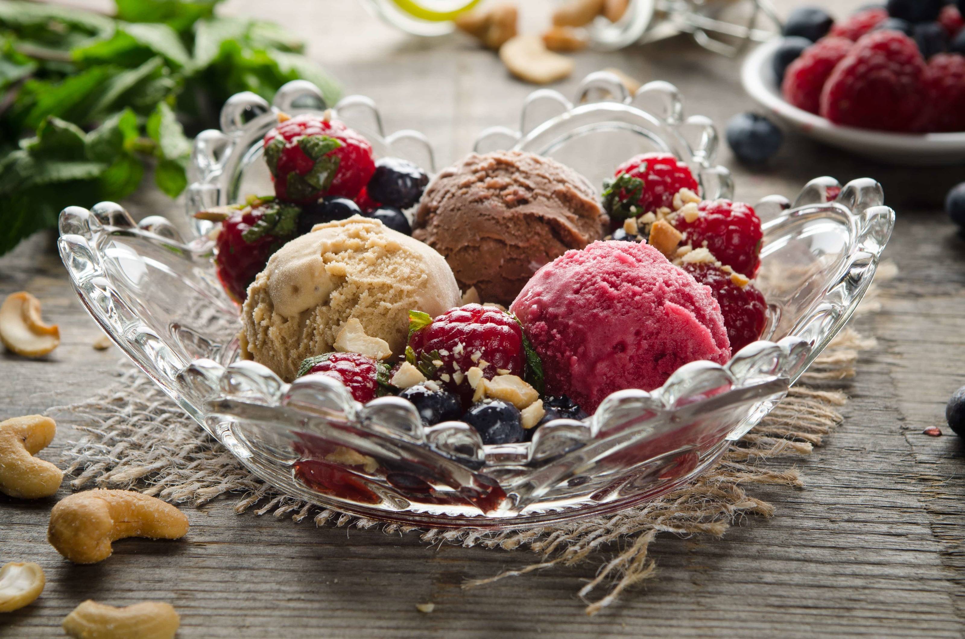Weichsel-Schokoladen-Kaffee-Eis mit marinierten Beeren Rezept