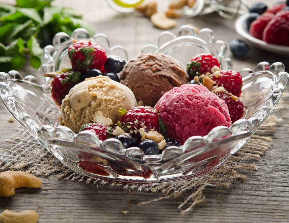 Weichsel-Schokoladen-Kaffee-Eis mit marinierten Beeren Weichsel-Schokoladen-Kaffee-Eis mit marinierten Beeren