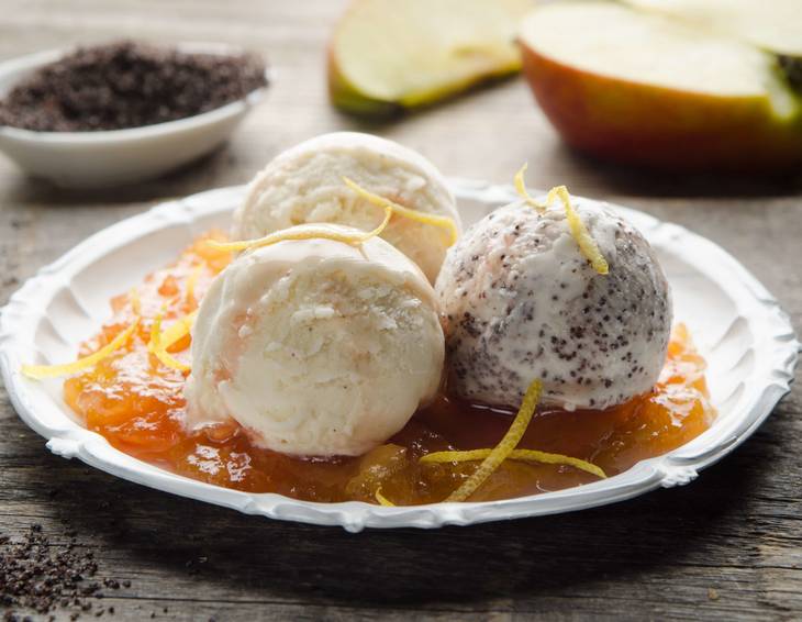 Mohn-Vanille-Eis mit Apfelkompott Mohn-Vanille-Eis mit Apfelkompott