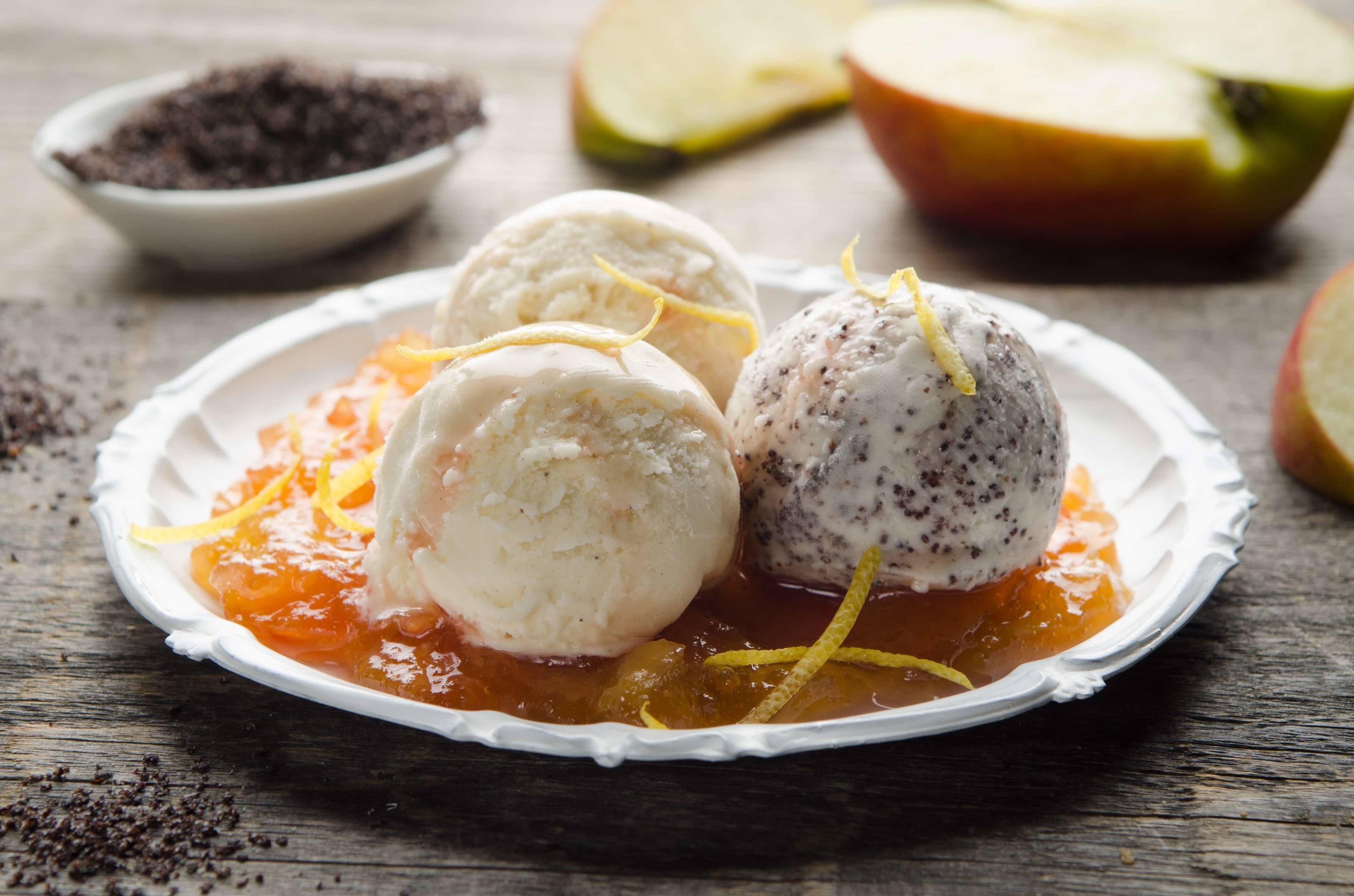 Mohn-Vanille-Eis mit Apfelkompott Rezept - ichkoche.de Mohn-Vanille-Eis mit Apfelkompott Rezept - ichkoche.de