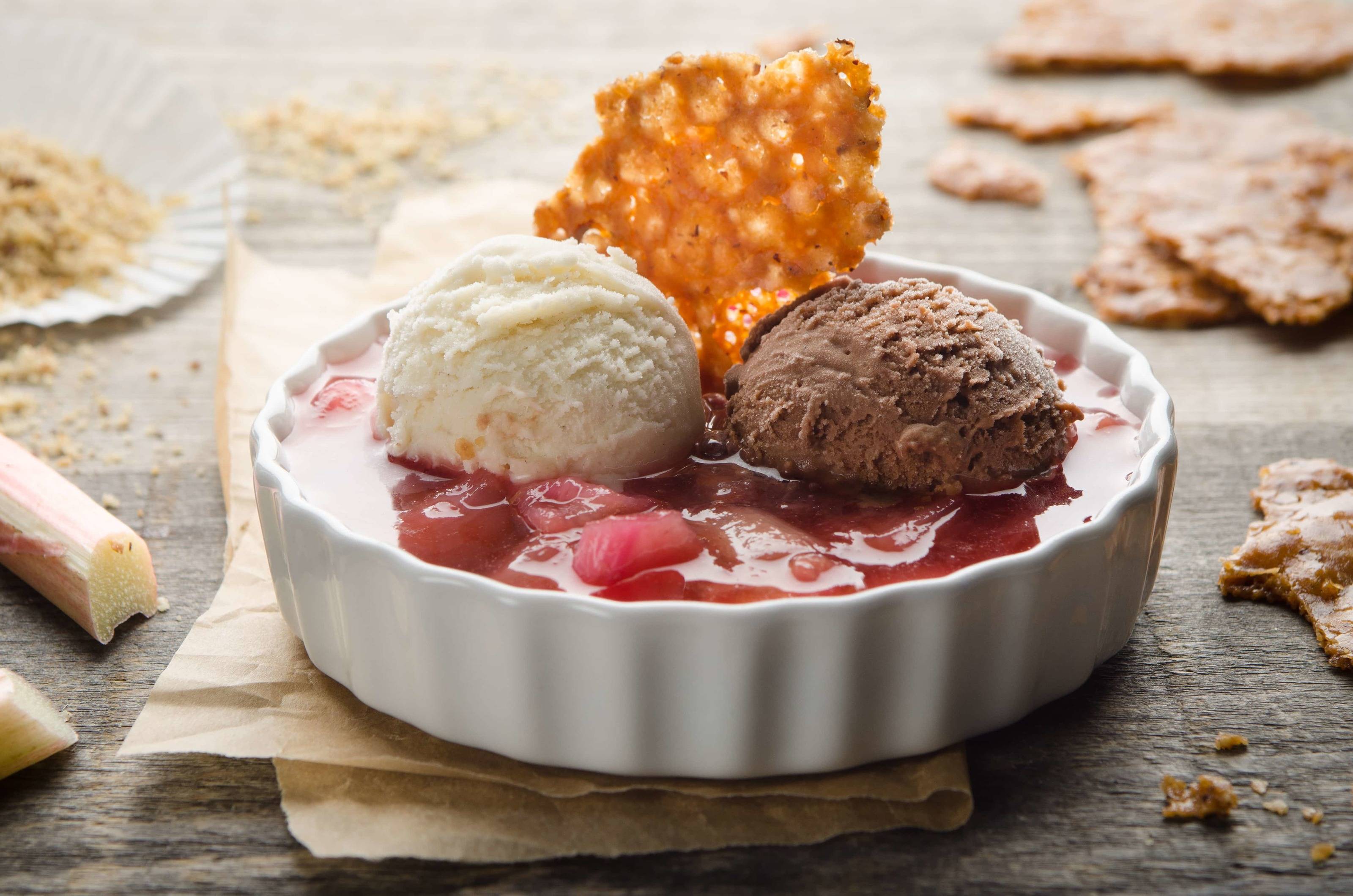 Schokoladen-Vanille-Eis mit Rhabarber-Sauce und Nusskrokant Rezept