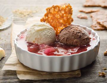 Schokoladen-Vanille-Eis mit Rhabarber-Sauce und Nusskrokant