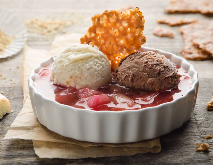 Schokoladen-Vanille-Eis mit Rhabarber-Sauce und Nusskrokant Schokoladen-Vanille-Eis mit Rhabarber-Sauce und Nusskrokant
