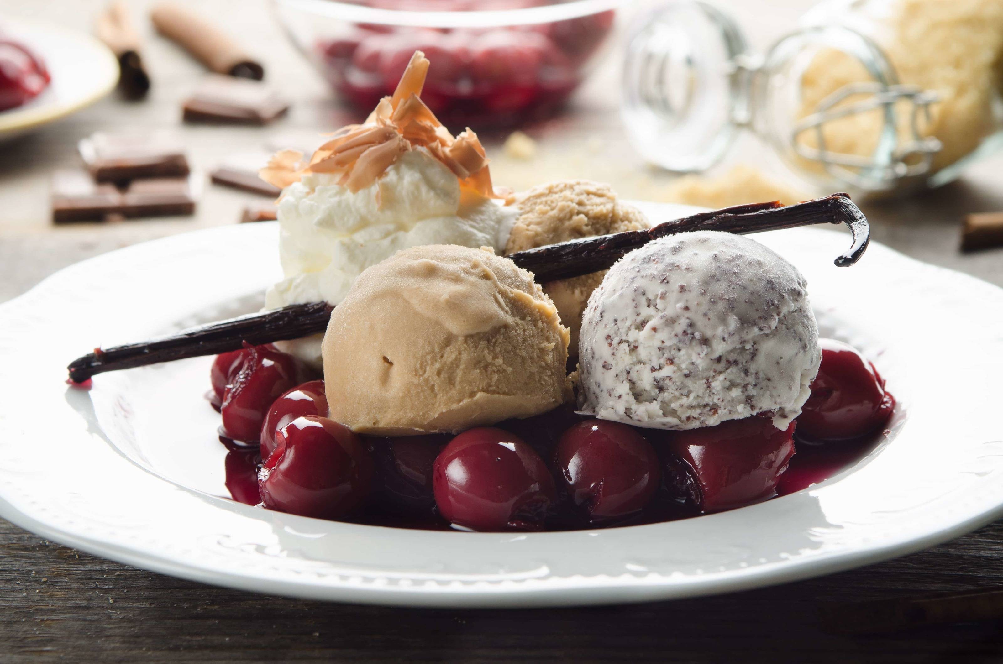 Kaffee-Mohn-Eis mit marinierten Kirschen Rezept