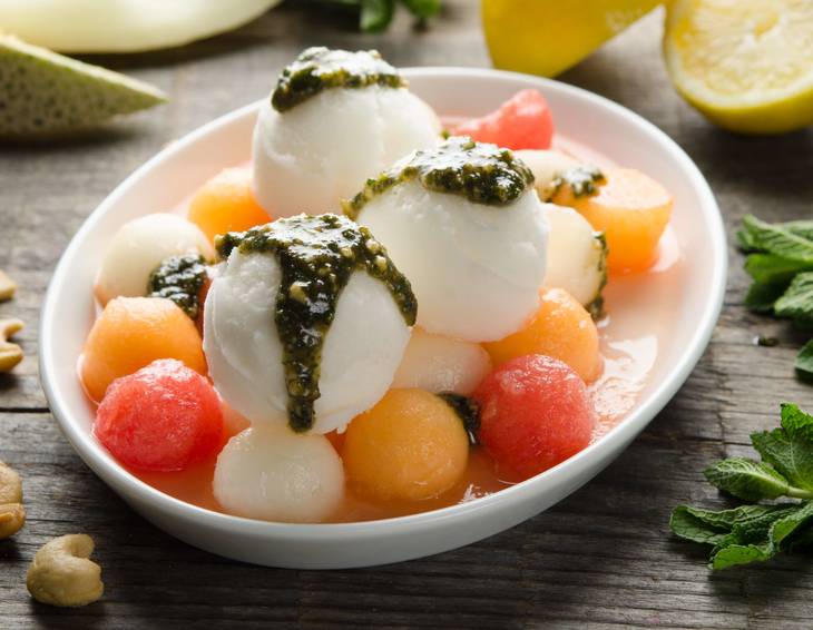 Bunter Melonensalat mit Zitronensorbet und Minzepesto