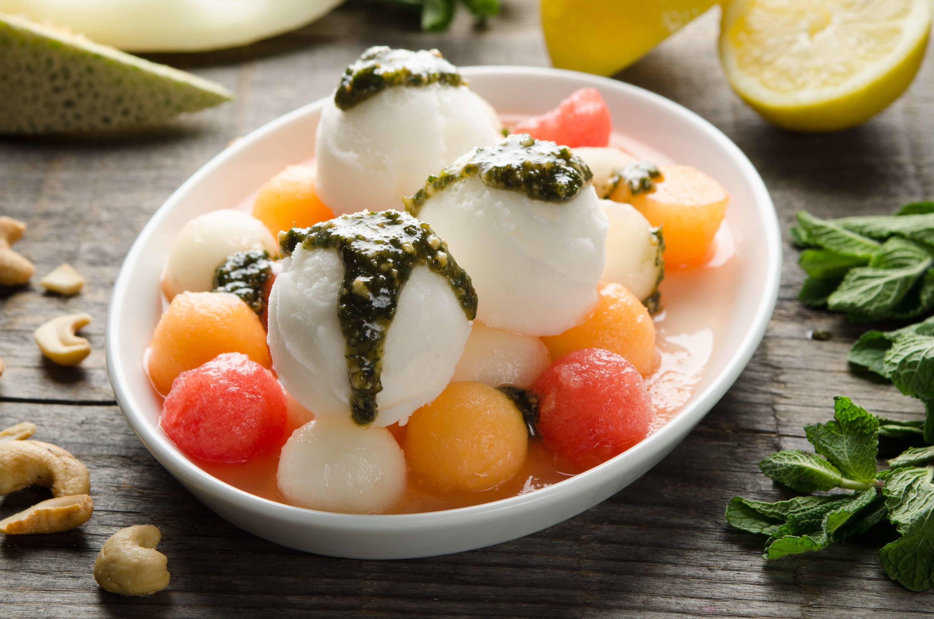 Bunter Melonensalat mit Zitronensorbet und Minzepesto Rezept - ichkoche.de Bunter Melonensalat mit Zitronensorbet und Minzepesto Rezept - ichkoche.de