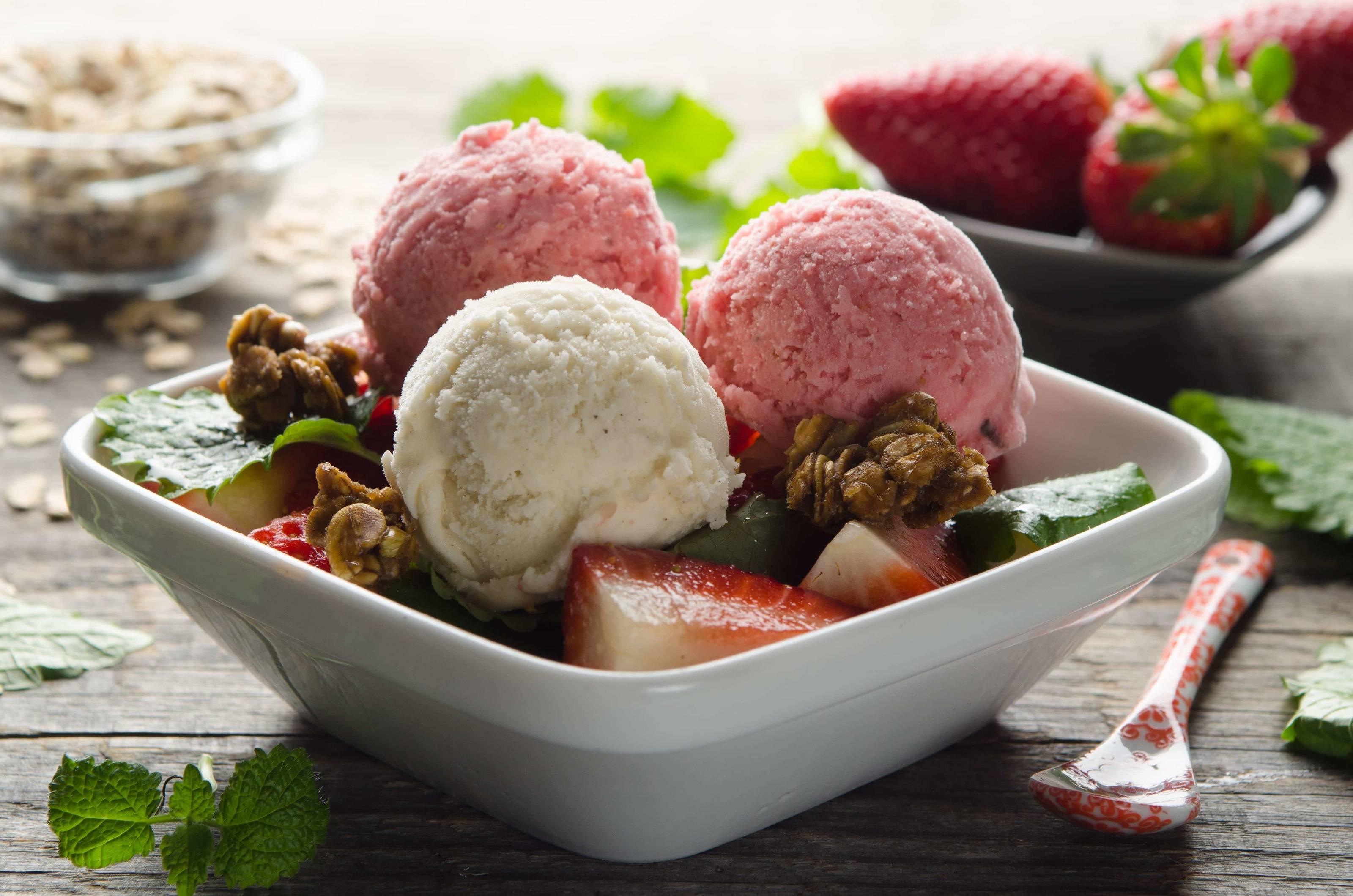 Vanille-Erdbeer-Eisbecher mit Karamellknusper Rezept