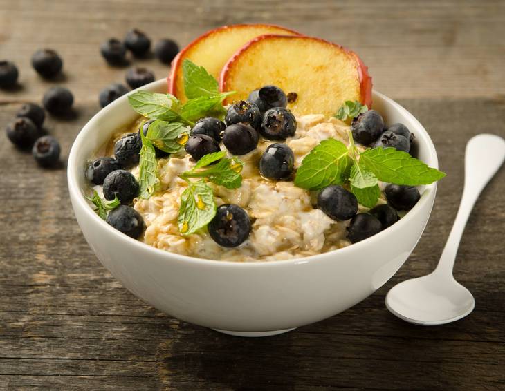 Heidelbeer-Apfel-Müsli auf „Bircher Art“