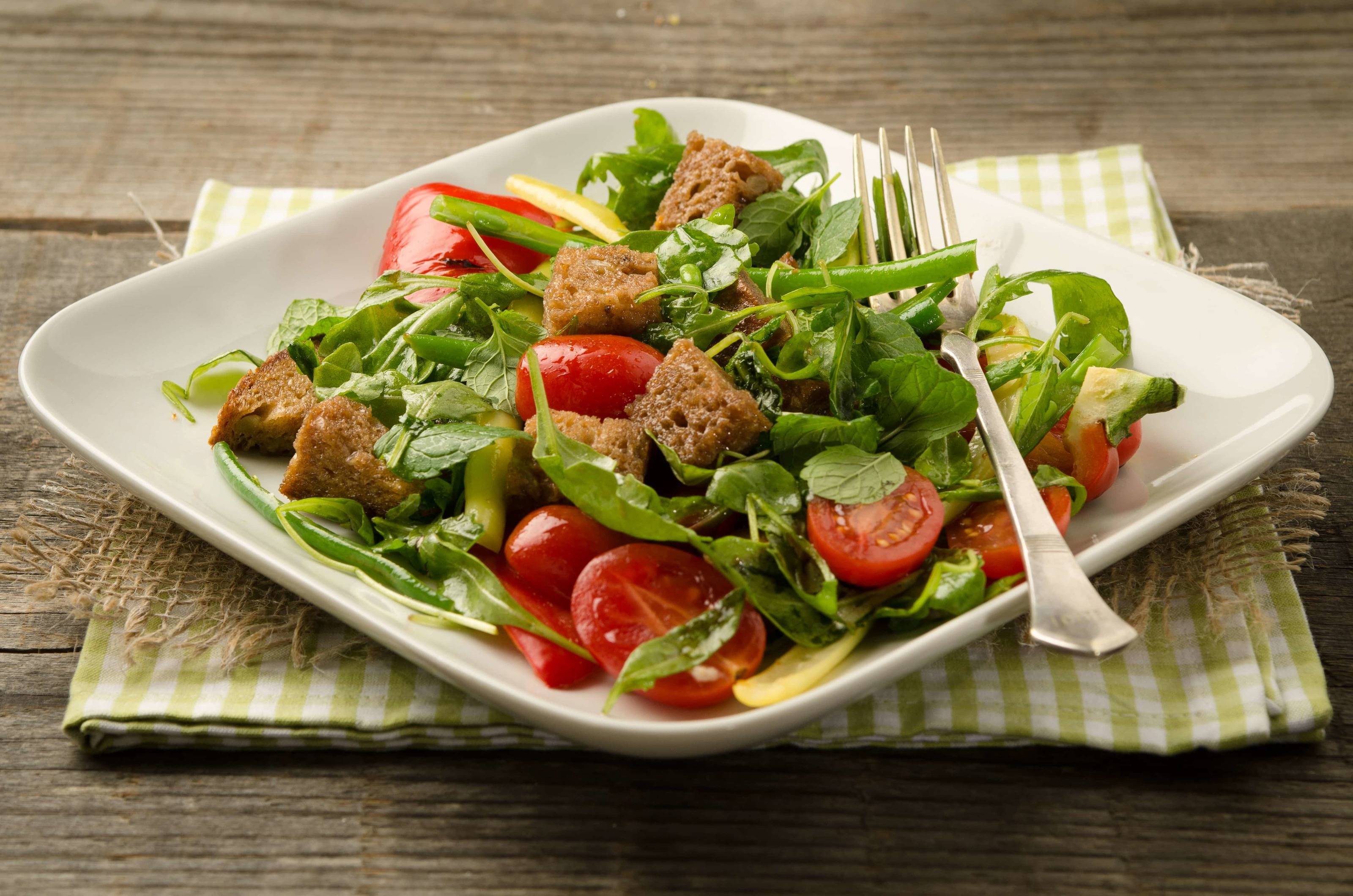 Brotsalat mit Bohnen und Paprika Rezept - ichkoche.de