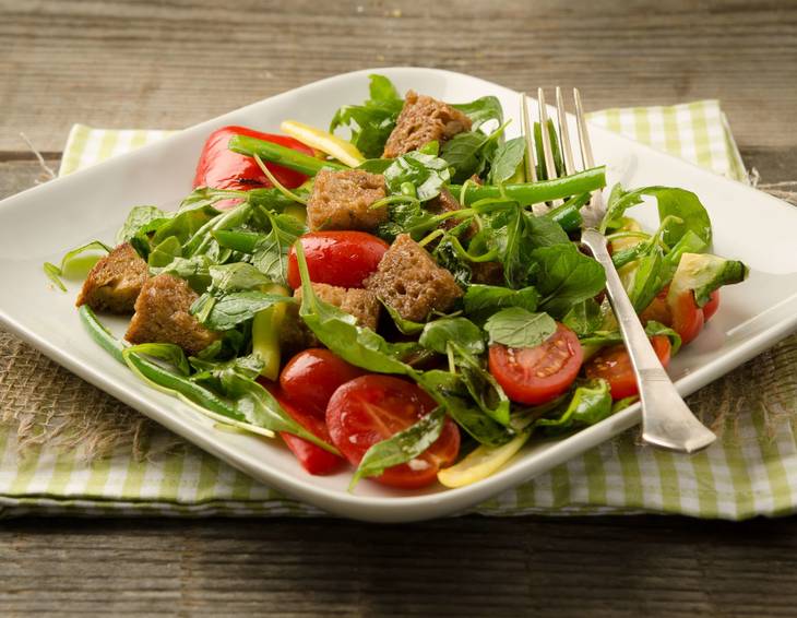 Brotsalat mit Bohnen und Paprika