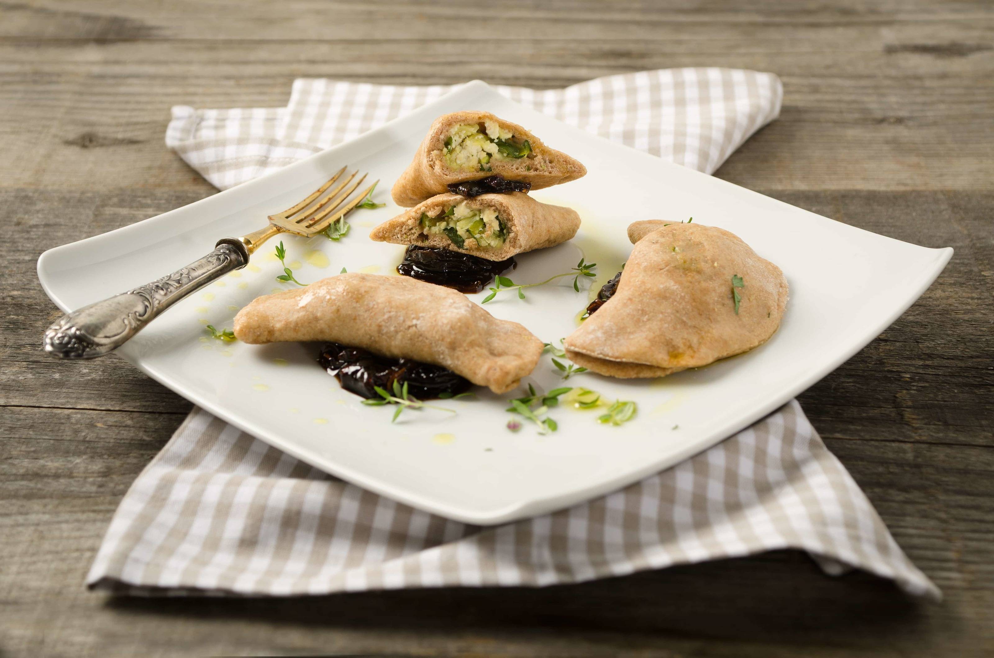 Zucchini-Tofu-Teigtaschen mit rotem Zwiebel-Chutney