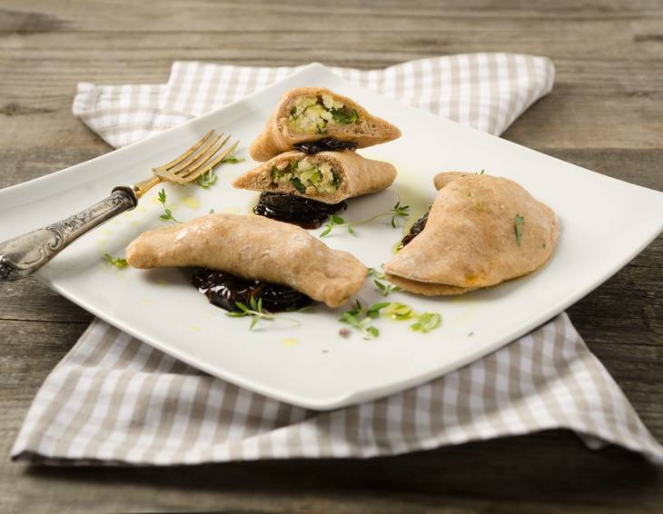 Zucchini-Tofu-Teigtaschen mit rotem Zwiebel-Chutney Zucchini-Tofu-Teigtaschen mit rotem Zwiebel-Chutney