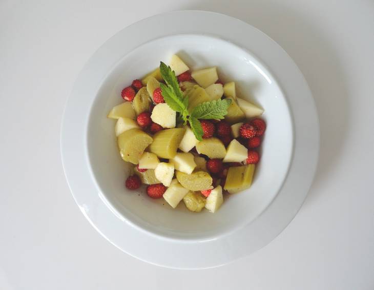 Süße Suppe aus Rhabarber, Äpfeln und Erdbeeren Süße Suppe aus Rhabarber, Äpfeln und Erdbeeren