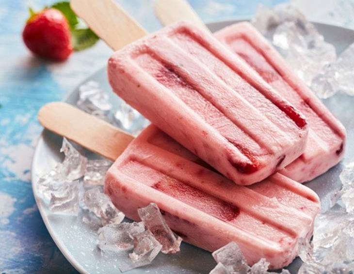 Cremiges Erdbeereis am Stiel Cremiges Erdbeereis am Stiel