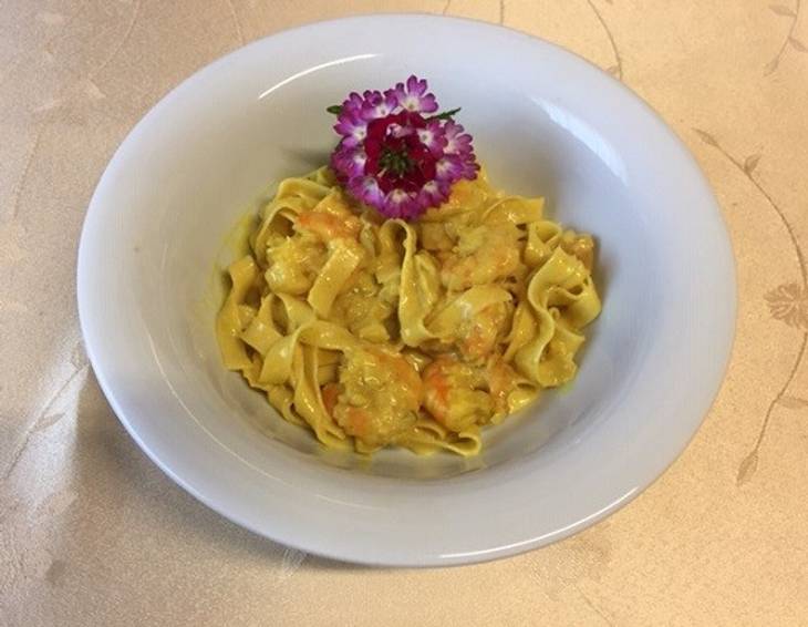 Tagliatelle mit Shrimps und feiner Currysauce Tagliatelle mit Shrimps und feiner Currysauce