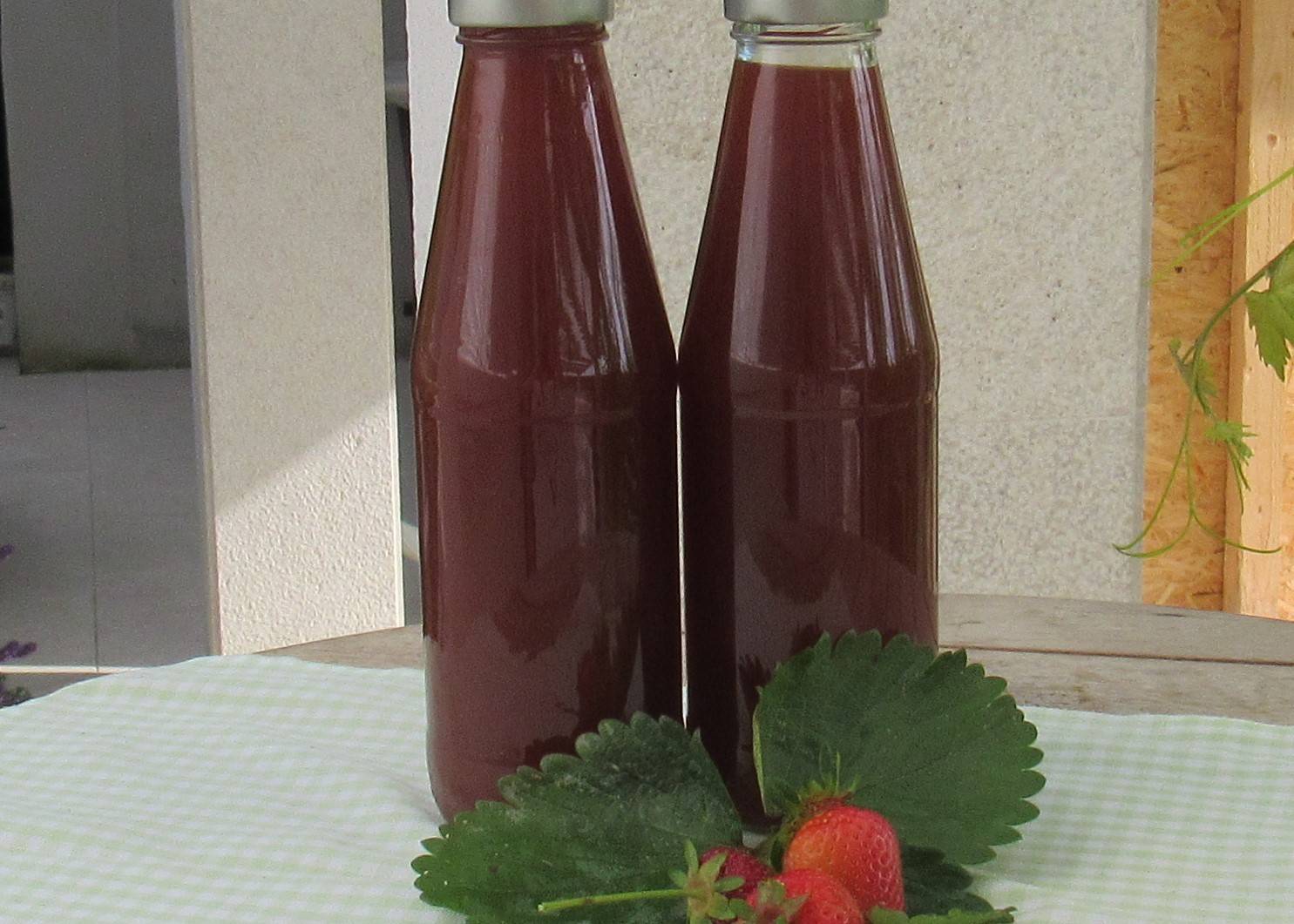 Erdbeersirup Rezept - ichkoche.de Erdbeersirup Rezept - ichkoche.de