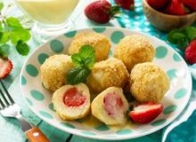 Erdbeerknödel mit Zimtbröseln