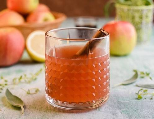 Heißer Apfel-Kräuter-Fitnessdrink Rezept