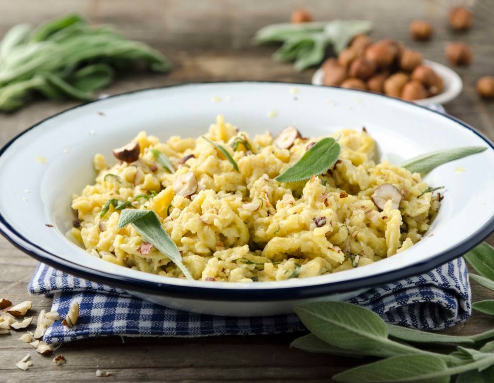 Dinkelnockerl mit Haselnüssen und Salbei Dinkelnockerl mit Haselnüssen und Salbei