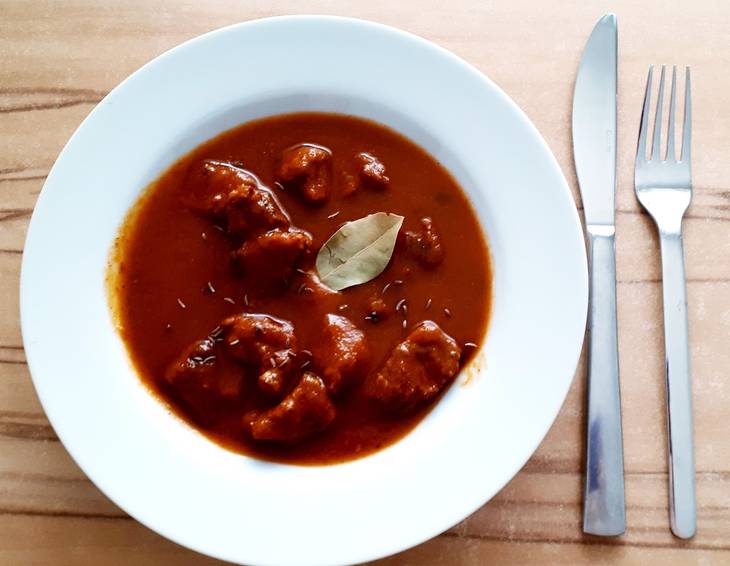 Rindsgulasch aus dem Schnellkochtopf Rindsgulasch aus dem Schnellkochtopf