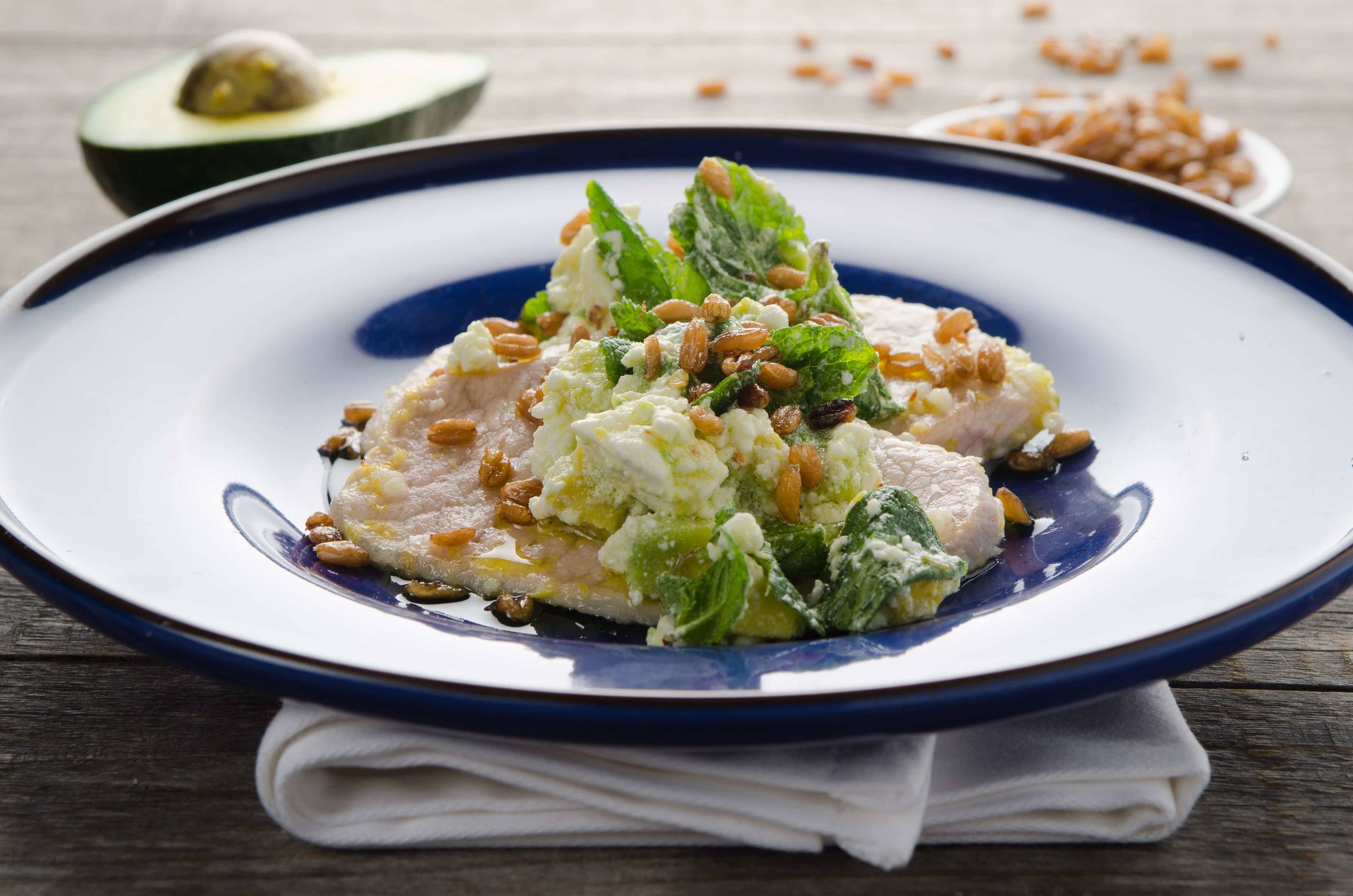 Kalb-Tafelspitz mit Avocado-Feta-Salat und Dinkelreis