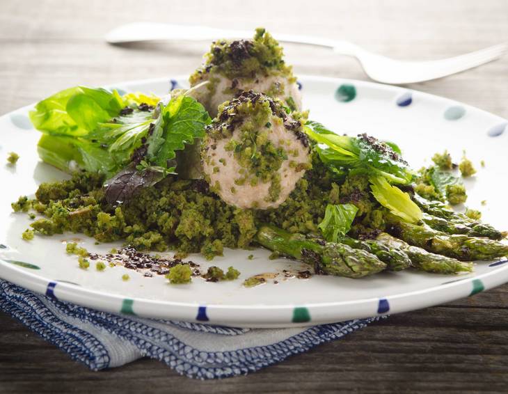 Nuss-Topfen-Knödel mit grünem Spargel