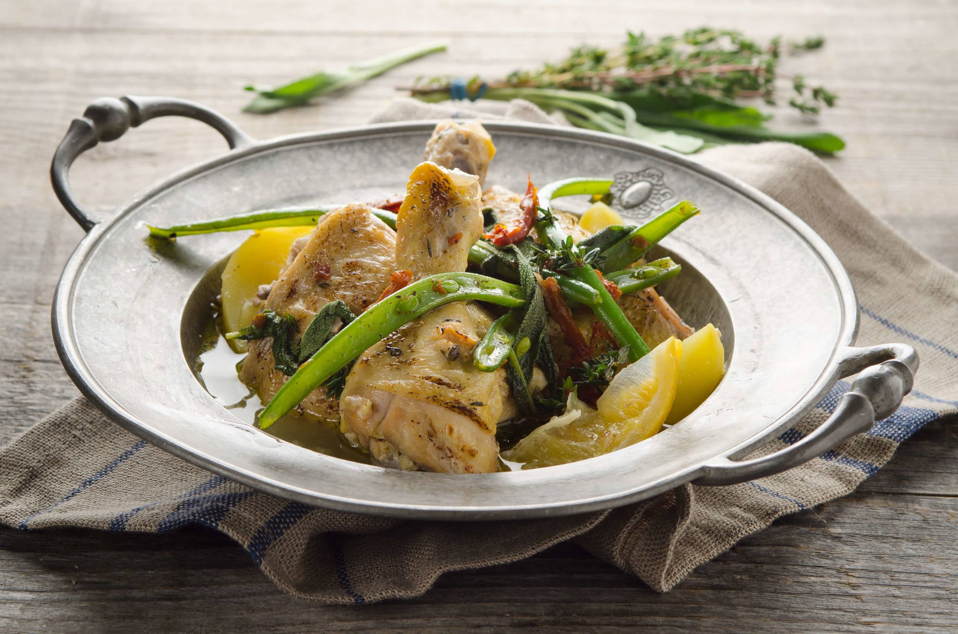 Geschmorte Hühnerkeule mit Kartoffeln und Fisolen Rezept