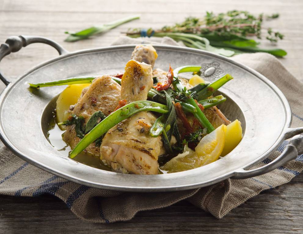 Geschmorte Hühnerkeule mit Kartoffeln und Fisolen Geschmorte Hühnerkeule mit Kartoffeln und Fisolen