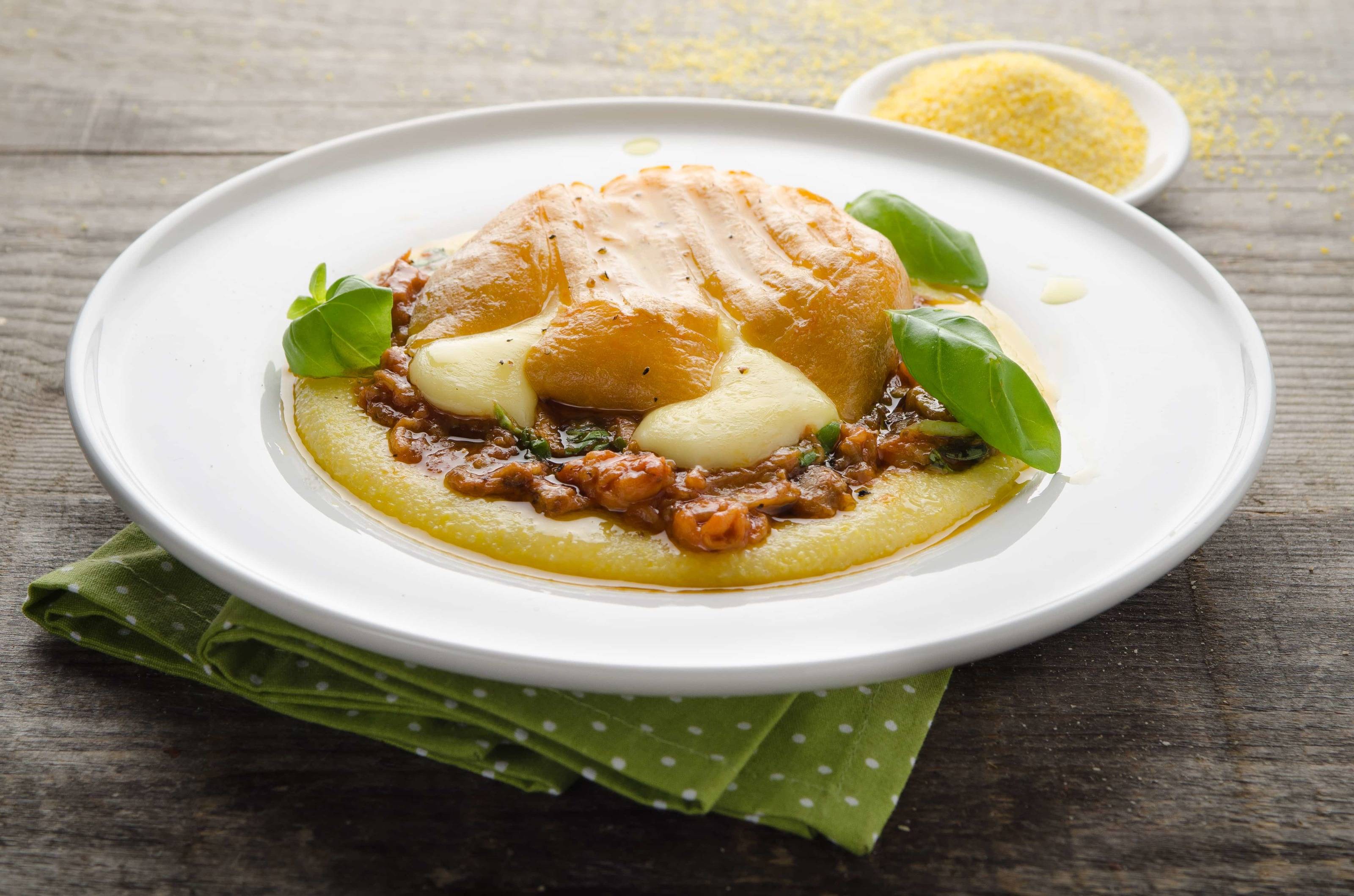 Weichkäse mit Melanzanicreme auf Polenta