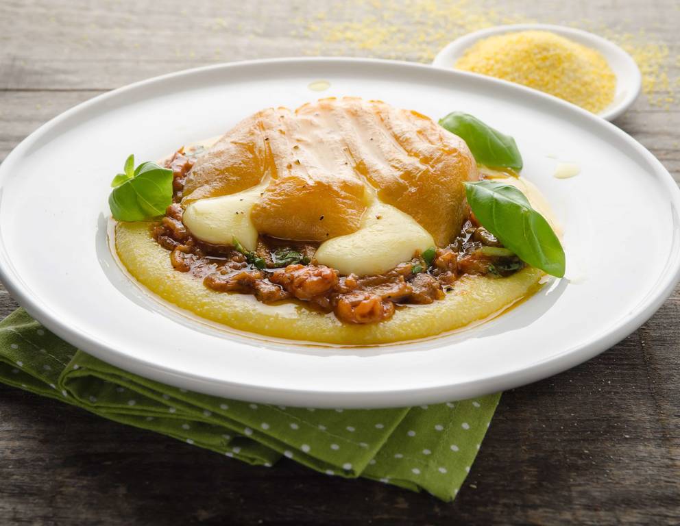 Weichkäse mit Melanzanicreme auf Polenta Weichkäse mit Melanzanicreme auf Polenta