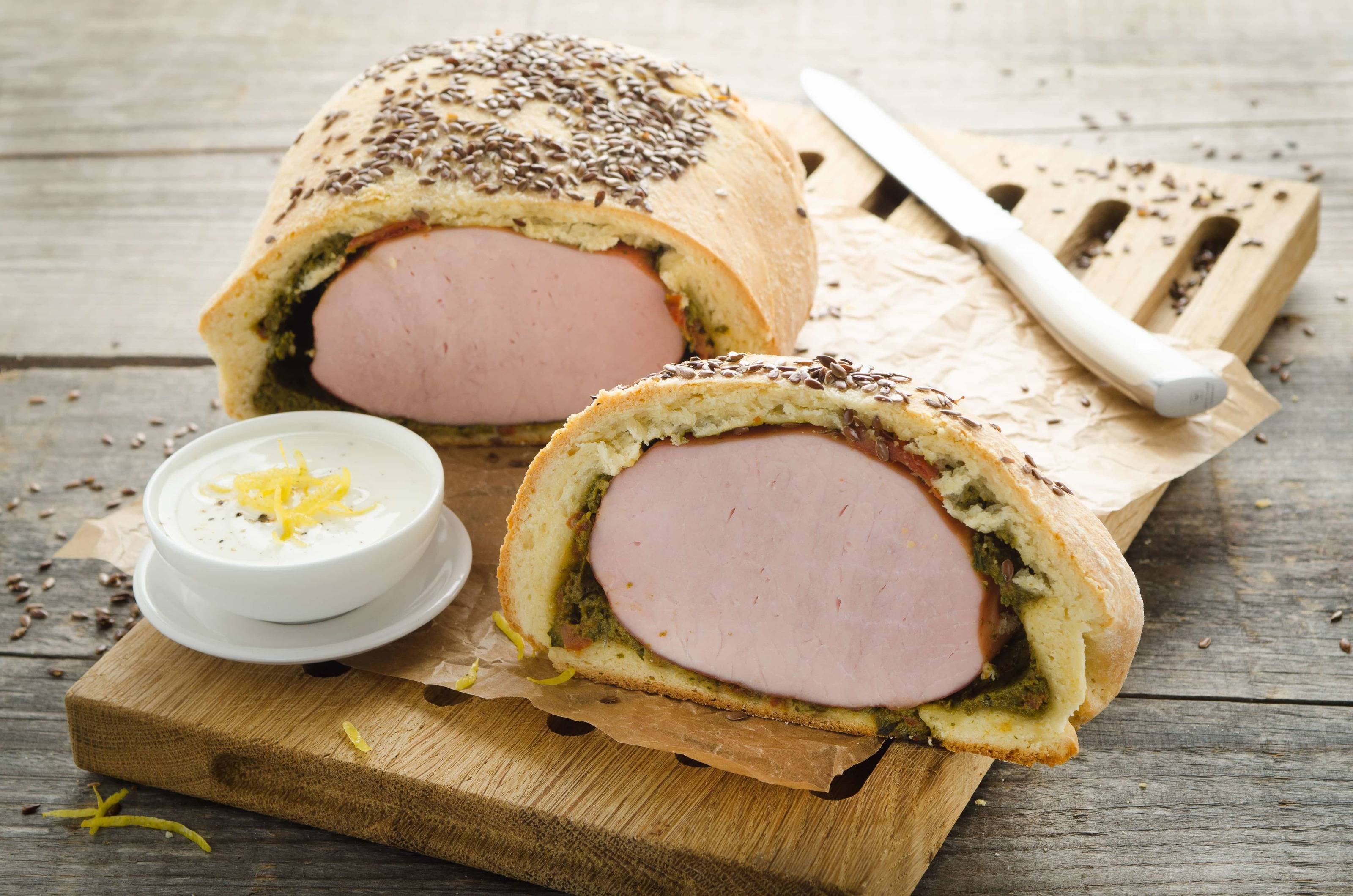 Osterschinken im Brotteig mit Zitronen-Joghurt-Dip