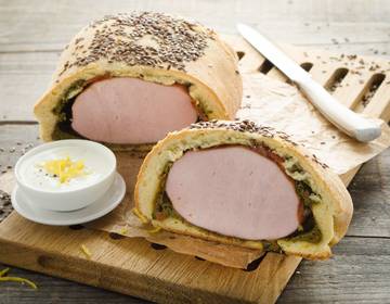 Osterschinken im Brotteig mit Zitronen-Joghurt-Dip Osterschinken im Brotteig mit Zitronen-Joghurt-Dip