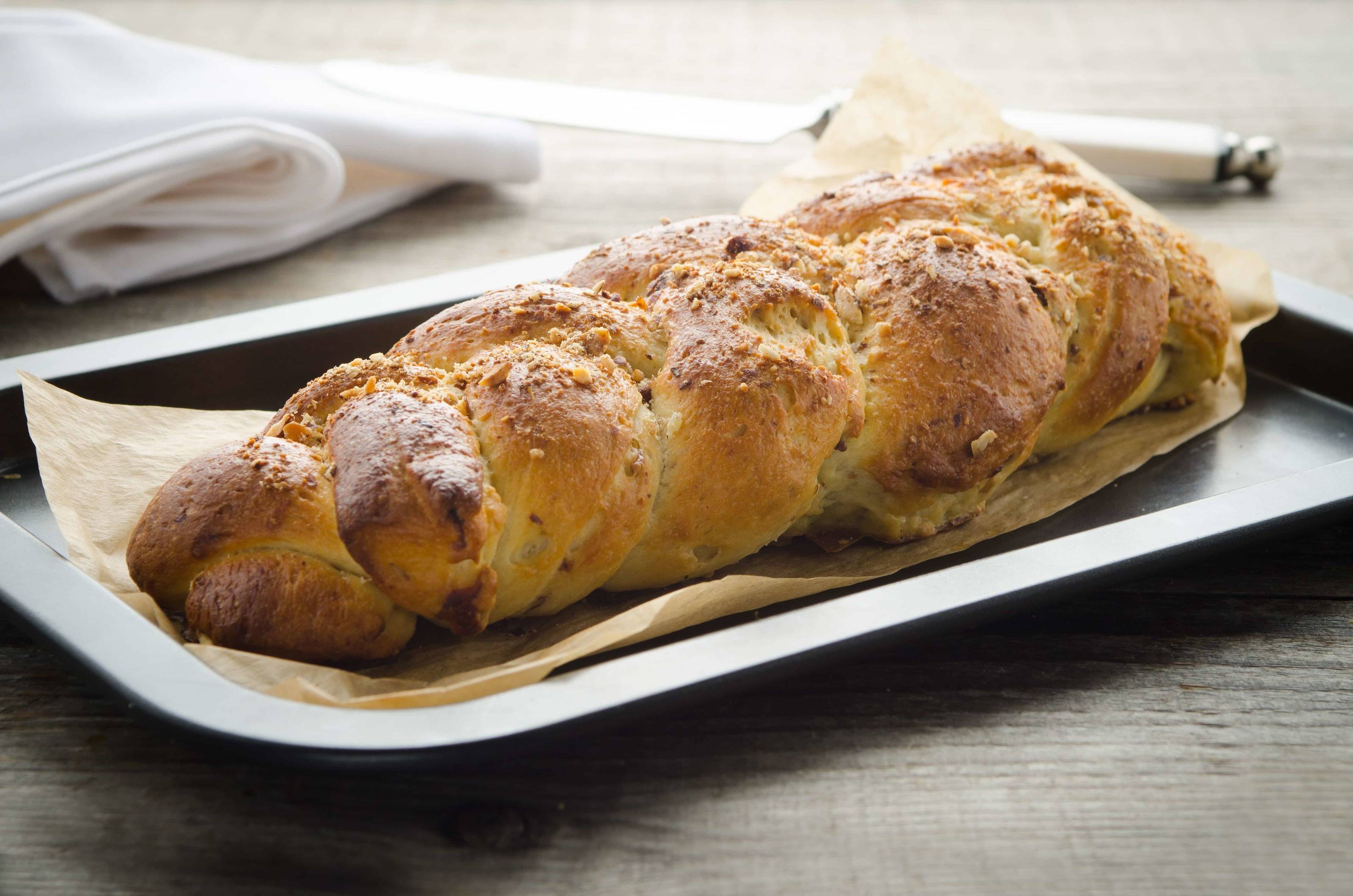 Osterzopf mit Haselnüssen Rezept