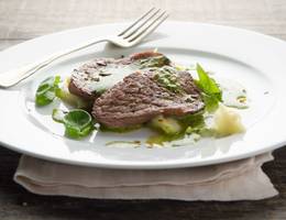 Minutensteaks mit Basilikum-Chili-Sauce Minutensteaks mit Basilikum-Chili-Sauce