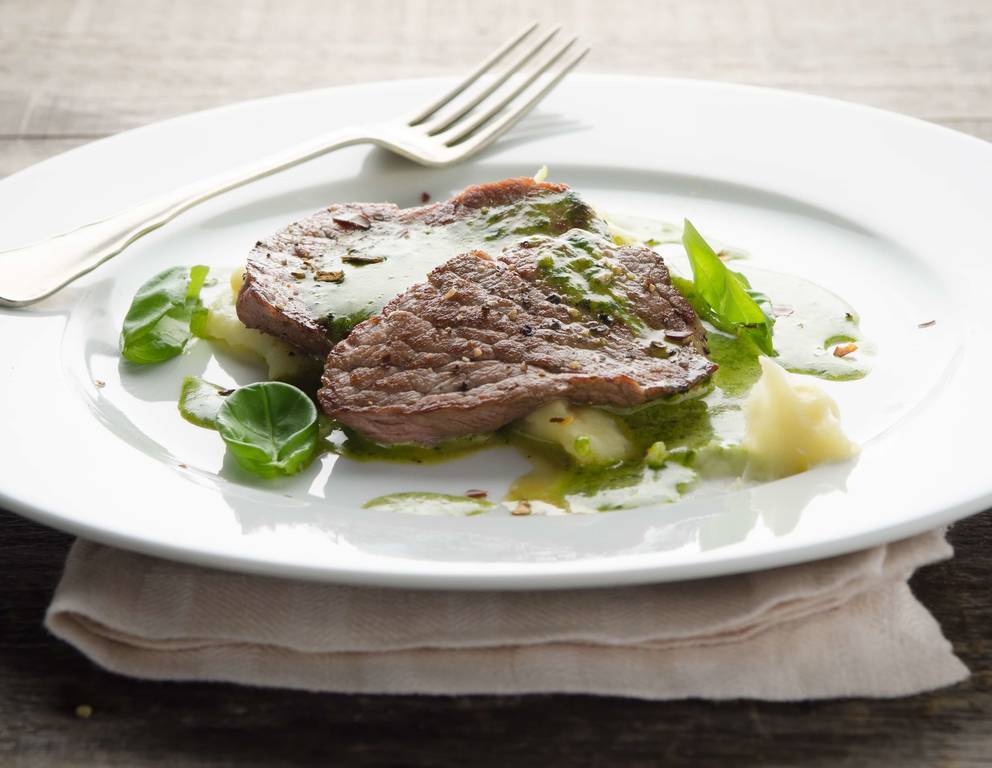 Minutensteaks mit Basilikum-Chili-Sauce Minutensteaks mit Basilikum-Chili-Sauce