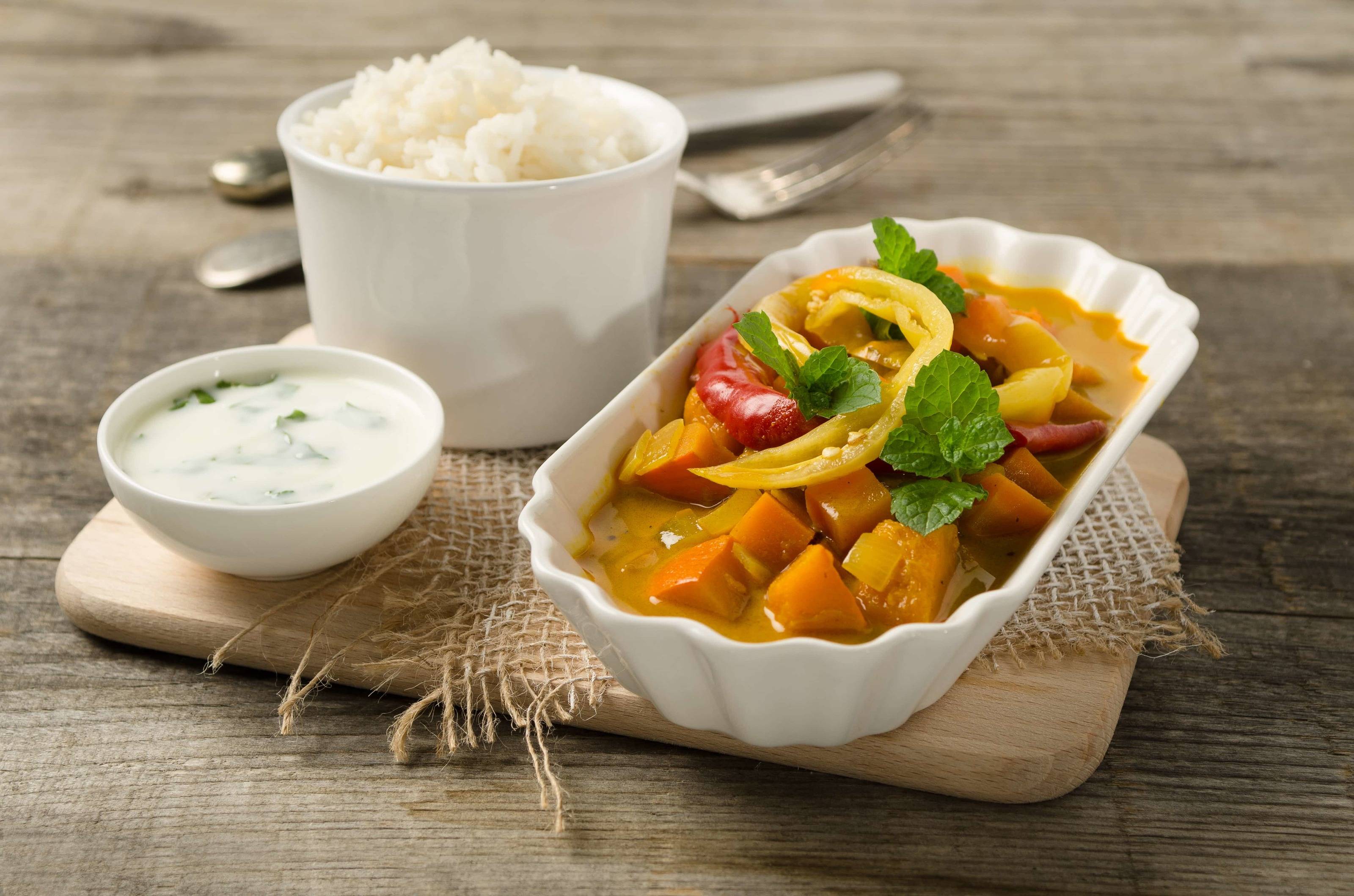 Kürbis-Karotten-Pfefferoni-Curry mit Minze-Joghurt-Dip